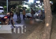 Motocicleta impacta fuertemente contra un árbol en Managua Motocicleta impacta fuertemente contra un árbol en Managua