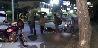 Motocicleta impacta fuertemente contra un árbol en Managua