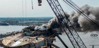 Fuerte incendio arrasa con una planta con sustancias "peligrosas" en Alabama