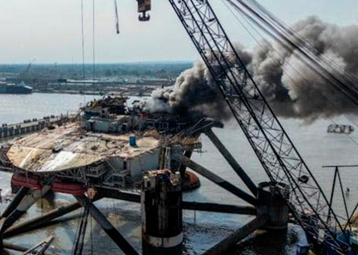 Fuerte incendio arrasa con una planta con sustancias 