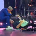 En pleno concierto Alejandro Sanz casi le saca los «frijoles» a su guitarrista Alejandro Sanz tumbó a su guitarrista en pleno concierto