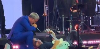 Alejandro Sanz tumbó a su guitarrista en pleno concierto