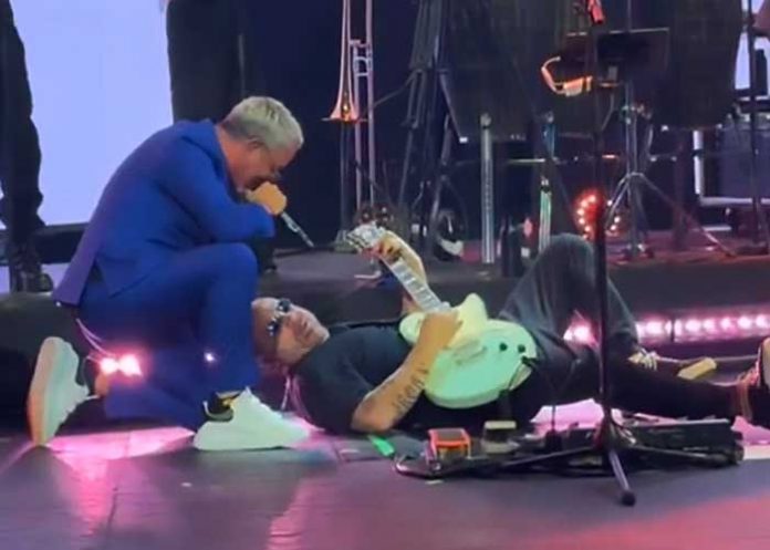 Alejandro Sanz tumbó a su guitarrista en pleno concierto