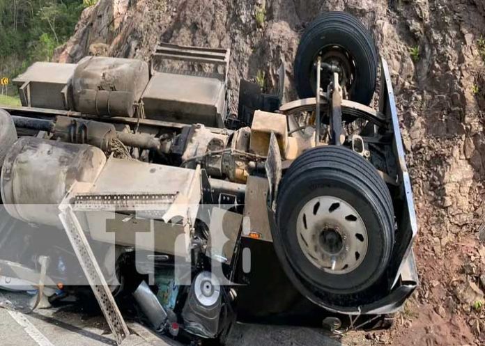 Foto: Vuelco de camión en carretera Matiguás-Río Blanco / TN8