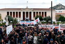 Ola de protesta inédita por el catastrófico accidente ferroviario en Grecia Ola de protesta inédita por el catastrófico accidente ferroviario en Grecia