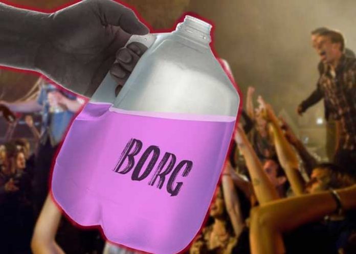 Foto: Universitarios tomando el Borg Drink