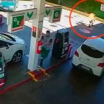 Casi queda «chicharroneado»: Le prendió fuego en una gasolinera de Brasil ¡Imágenes fuertes! Rocía con gasolina a cliente y le prende fuego en Brasil
