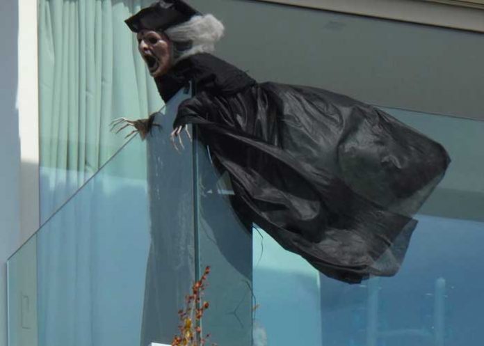 bruja2 La bruja del balcón de Shakira regresa con un nuevo look