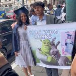Chavalo le hace el oso a su hermana en la graduación con cartel “Sí se pudo, burro” Joven asiste a la graduación de su hermana con cartel
