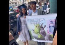 Chavalo le hace el oso a su hermana en la graduación con cartel “Sí se pudo, burro” Joven asiste a la graduación de su hermana con cartel