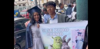 Joven asiste a la graduación de su hermana con cartel 