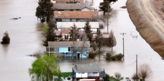 Evacuan dos comunidades en California por apocalípticas inundaciones