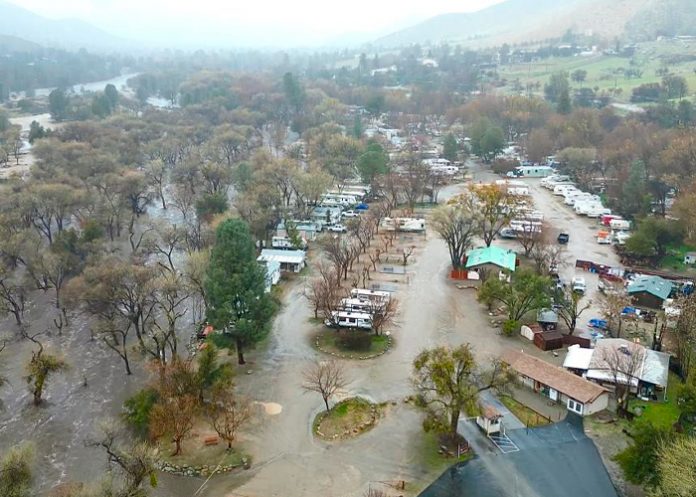 Catastróficos aguaceros en California han causado la muerte de dos personas