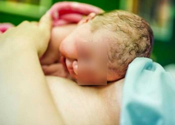 Mujer da a luz ayudada por zapateros y comerciantes