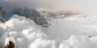 Deslizamiento de nieve deja tres muertos en Canadá