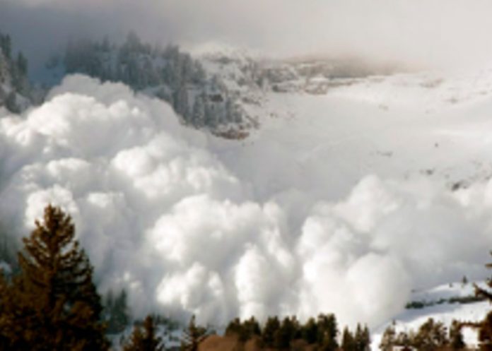 Deslizamiento de nieve deja tres muertos en Canadá