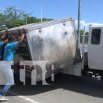 Camión «hasta la pata» de carne sufre accidente en el 7 Sur, Managua Foto: Camión lleno de carne sufre accidente en el 7 Sur, Managua / TN8