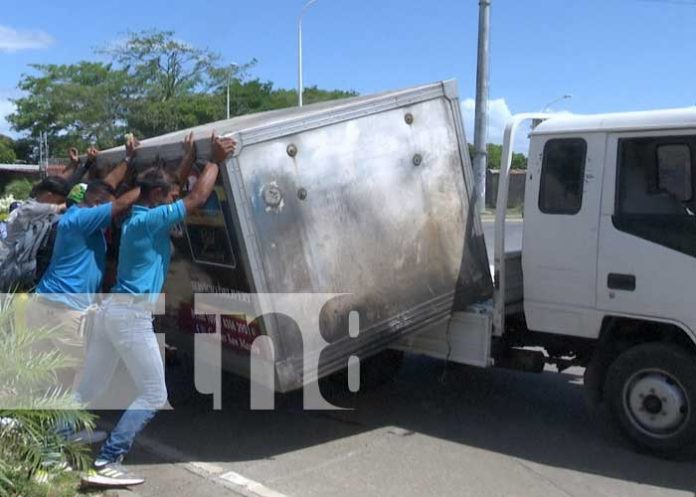 carne-cami-1 Foto: Camión lleno de carne sufre accidente en el 7 Sur, Managua / TN8
