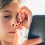 ¿Cómo afecta a tus ojos la pantalla de tu móvil? Aquí los riesgos y unos consejos