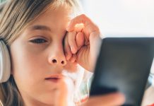 ¿Cómo afecta a tus ojos la pantalla de tu móvil? Aquí los riesgos y unos consejos ¿Cómo afecta a tus ojos la pantalla de tu móvil? Aquí los riesgos y unos consejos