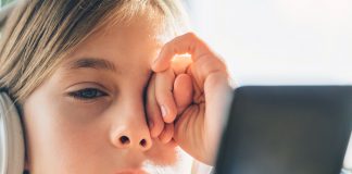 ¿Cómo afecta a tus ojos la pantalla de tu móvil? Aquí los riesgos y unos consejos