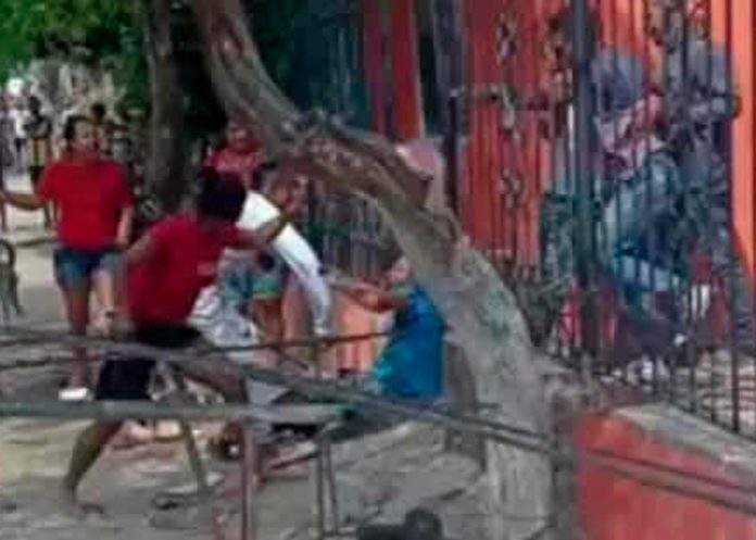 Enfurecida mamá defendió a su hija a machetazos de un depravado en Colombia