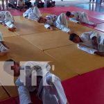 Padres contentos con el examen de grado en Leones Azules