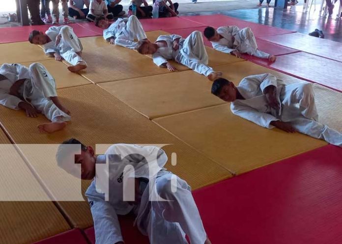 dali4 Padres contentos con el examen de grado en Leones Azules