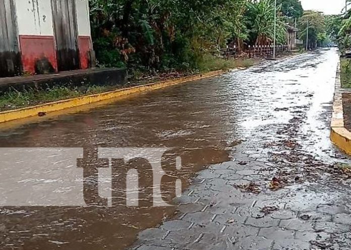 Fuerte lluvia sorprende a pobladores de la Isla de Ometepe