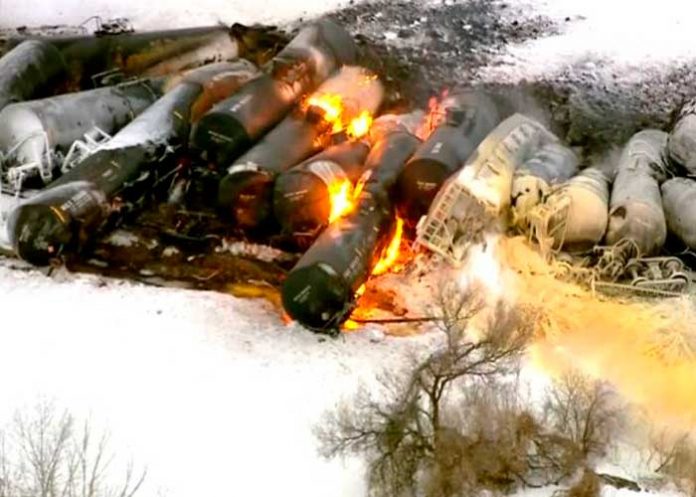 ¡Otro más! Se descarriló tren con sustancias inflamables en Estados Unidos