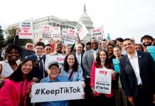 Adolescentes y dueños de negocios protestan en EE.UU. por el veto a TikTok Adolescentes y dueños de negocios protestan en EE.UU. por el veto a TikTok