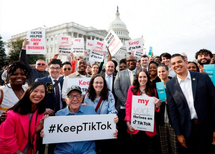 Adolescentes y dueños de negocios protestan en EE.UU. por el veto a TikTok