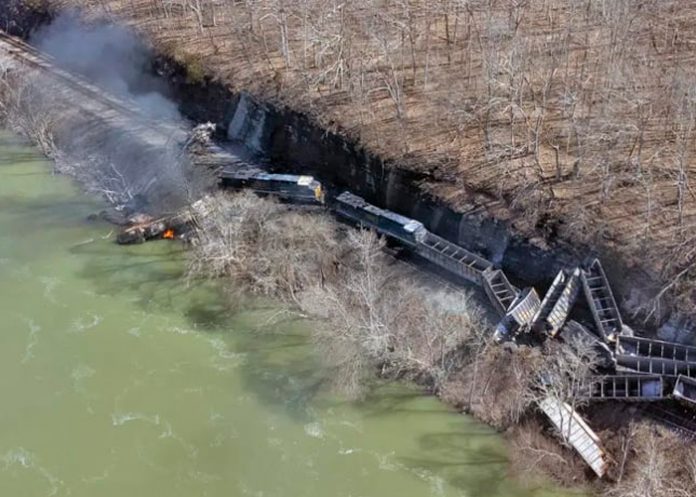 eeuu2 Al menos tres heridos dejó el descarrilamiento de un tren en West Virginia