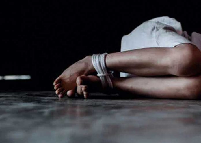 En EE.UU. su novio la mantenía encerrada en el clóset 