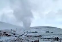 Con los «pelo de punta» dejó un rarísimo tornado de nieve a varios en Escocia Con los "pelo de punta" dejó un rarísimo tornado de nieve a varios en Escocia