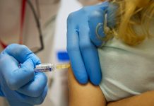 ¡Los jincaba por gusto! Investigan en España a enfermera por fingir vacunar a niños ¡Los hincaba por gusto! Investigan en España a enfermera por fingir vacunar a niños