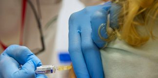 ¡Los hincaba por gusto! Investigan en España a enfermera por fingir vacunar a niños
