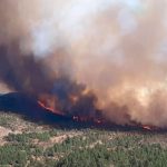 Incendio forestal obligó a evacuar a más de mil personas en España Incendio forestar obligó a evacuar a más de mil personas en España
