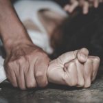 A plena luz del día, violan a una niña en baños de un supermercado en España A plena luz del día violan a una niña en baños de un supermercado en España
