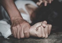 A plena luz del día, violan a una niña en baños de un supermercado en España A plena luz del día violan a una niña en baños de un supermercado en España