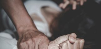 A plena luz del día violan a una niña en baños de un supermercado en España