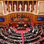 Pese a la oleada de protestas, en Francia aprueba aumentar la edad de jubilación