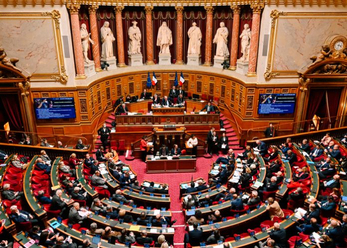 francia1 Pese a la oleada de protestas, en Francia aprueba aumentar la edad de jubilación