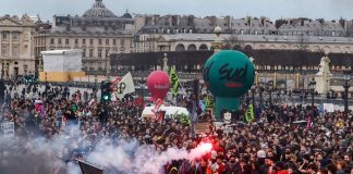 Miles continúan protestando en Francia contra el gobierno autoritario de Macron