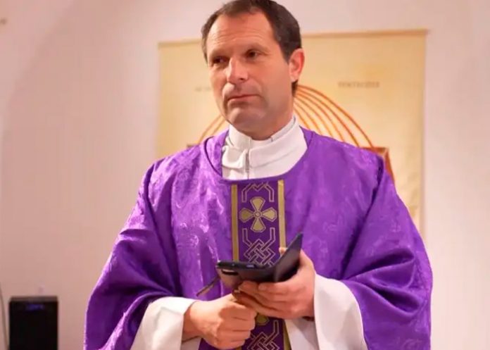 ¡Blasfemia! Un cura se casará con joven porque es la “encarnación de Dios