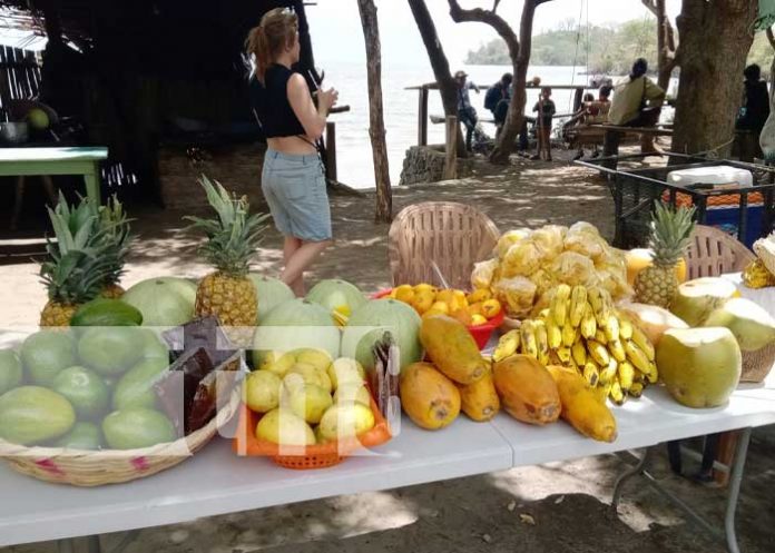 Gran variedad de frutas en el famoso mercadito de Santa Cruz en Ometepe
