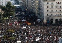 Masivas protestas en las calles de Grecia por sangriento accidente ferroviario Masivas protestas en las calles de Grecia por sangriento accidente ferroviario