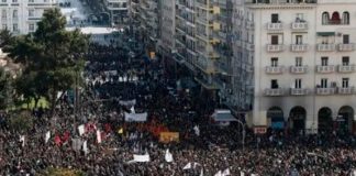 Masivas protestas en las calles de Grecia por sangriento accidente ferroviario