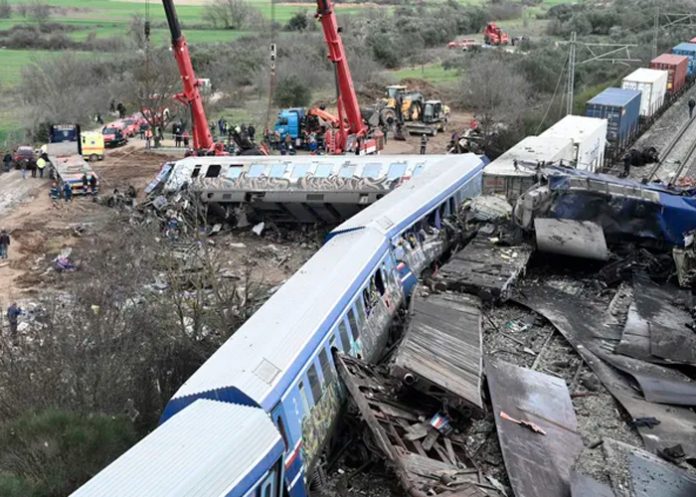 Descomunal choque frontal de dos trenes dejó 36 muertos y 85 heridos en Grecia