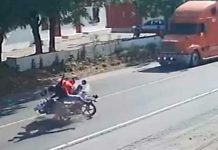 Vivos de milagro dos motociclistas tras brutal choque frontal en Guatemala Vivos de milagro tras chocar de frente en una carretera de Guatemala